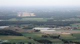 Vliegveld van Weelde in de achtergrond