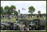 Vehicules devant la statue de Iron Mike.