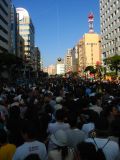 The masses await the tug-of-war