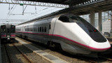 Tōkyō-bound Akita Shinkansen pulls in