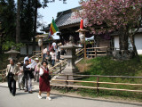 Leading a tour group out of the Hon-dō