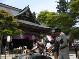 Visitors at the temizuya, Hon-dō