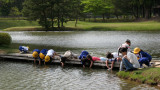 Hand-fishing kids in Kyūkanjizaiō-in Teien