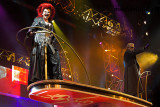 Szene Its a Kind of Magic mit Killer Queen (Brigitte Oelke) und Kommandant Khashoggi (Jon Agar)