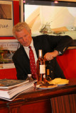 Monsieur André Beaufils Président de la société nautique de Saint-Tropez aide à la préparation du cocktail
