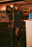 Sur le stand de la marque Dehler, jai fait la connaissance de deux mannequins trs souriants !