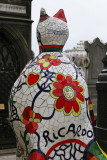 Une oeuvre de Nikki de Saint Phalle décore cette tombe