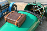 Deux voitures anciennes, lune  3 roues date de 1930, et lautre de 1933