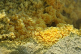 Gaz souffré au sommet du volcan de l'île de Volcano