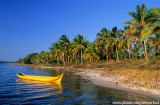 Canoa amarela na Lagoa do Cassange