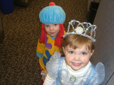 ellie_hannah_hlwn06.jpg