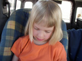 4 Tilde sitter i bilen.jpg
