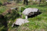 Dólmen existente no terreno designado «Leira Longa», junto a uma veiga de terras lavradias chamadas «As Mourinhas» (IIP)