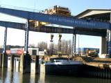 Container loading crane