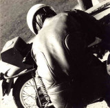 Un motard rpare sa bcane
