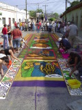 Using stencils on a mirrored alfombra (many hands make light work)