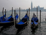 Gondole pointing to San Giorgio Maggiore .. 2733_34.jpg