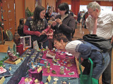 Alla fiera, Roberta e Chiara discutono una mini mentre Bruno e una spettatrice guardano ..1441 Somnium, Italia