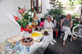 Asztal sütikkel és virágokkal - Table with cakes and flowers.jpg