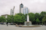 A szkkt a Rgi Operval szemben - The fountain opposite the Old Opera House.jpg