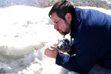 Matre Corboz sur la glace couch, tenait en sa main une camra ...