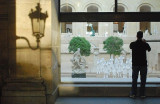 Vitrine sur le Louvre.