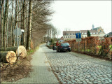 Jai pris  gauche, encore des pavs, sur les cts ce sont des trottoirs, je pense, pas des pistes cyclables.