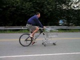 Voilà enfin un type qui a compris qu'il fallait prendre sa place sur la route. Bravo ! Ceci est un vélo de courses.