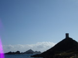 la torre genovesa i les illes al fons