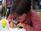 escrivint les ltimes lnies del viatge amb una orangina!