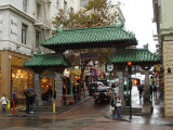 Kika y Deisy en la puerta de Chinatown