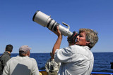 0120M-Vogelfotograaf maakt fotos met zware telelens vanaf het dek van de Dageraad.jpg