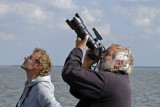 0190M-Vogelaars bekijken meeuw in masttop tijdens Pelagische trip op Noordzee.jpg