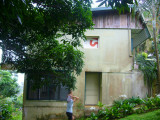 cot gauche maison et porte de lappart en bas