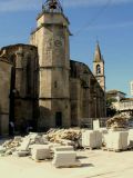 Iglesia de Santiago y algunas piedras