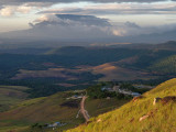 Paraitepuy town and Wei Tepuy in the back / Paraitepui y Wei Tepuy al fondo