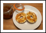 Toasted bagel with marmalade