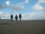 Gijs,Ineke en Hans op het strand nabij Egmond aan Zee