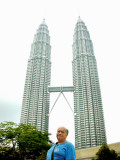 0601MY611E - Admiring the architecture of the Petronas Twin Towers in Kuala Lumpur MALAYSIA
