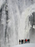 les touristes devant le monstre glacé