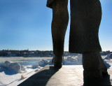 La marche de la statue vers le fleuve