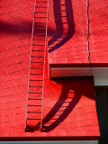 l'échelle rouge du toit de l'église