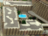 La piscine bleue de l'hotel