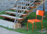 Lescalier et la chaise orange