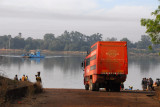 Finally, after an hour wait, the small ferry appears to take us across the Bakoy River to Babaroto