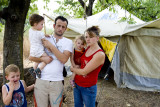 La famille Muliqi devant la tente prêtée par un voisin