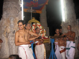 pEar aruLALan waiting for ANDAL mAlai.jpg
