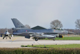 Met live-raketten draait de J-866 de baan op!