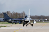 J-866 met live-raketten rijdt naar de baan toe