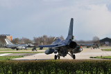 J-003 taxiet de rolbaan af